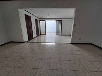 Se vende espaciosa casa con balcón y patio en San Francisco de Heredia 24-453