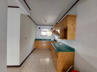 Se vende espaciosa casa con balcón y patio en San Francisco de Heredia 24-453