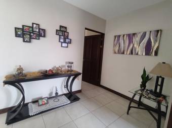 Se vende espaciosa casa con patio y terraza en Ulloa de Heredia 24-6