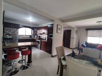 Se vende espaciosa casa con patio y terraza en Ulloa de Heredia 24-6