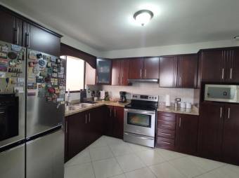 Se vende espaciosa casa con patio y terraza en Ulloa de Heredia 24-6