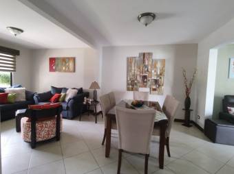 Se vende espaciosa casa con patio y terraza en Ulloa de Heredia 24-6