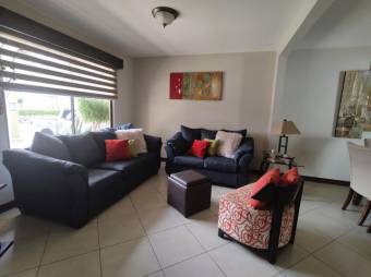 Se vende espaciosa casa con patio y terraza en Ulloa de Heredia 24-6