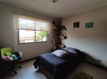 Se vende espaciosa casa con patio y terraza en Ulloa de Heredia 24-6