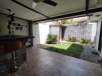 Se vende espaciosa casa con patio y terraza en Ulloa de Heredia 24-6