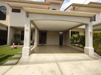 Se vende espaciosa casa con patio y terraza en Ulloa de Heredia 24-6