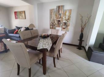 Se vende espaciosa casa con patio y terraza en Ulloa de Heredia 24-6