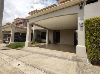 Se vende espaciosa casa con patio y terraza en Ulloa de Heredia 24-6