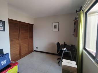 Se vende espaciosa casa con patio y terraza en Ulloa de Heredia 24-6