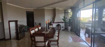 Se vende lujosa y amplia casa con gran jardín y terrazas en Guachipelín de Escazú 23-1099  