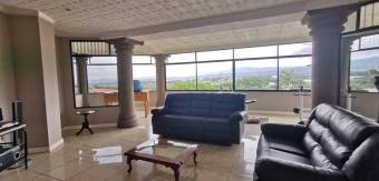 Se vende lujosa y amplia casa con gran jardín y terrazas en Guachipelín de Escazú 23-1099  