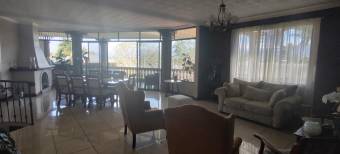 Se vende lujosa y amplia casa con gran jardín y terrazas en Guachipelín de Escazú 23-1099  