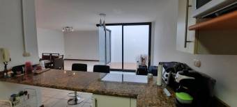 Se vende linda casa con terraza en magnifico condominio en Trejos Montealegre 23-182