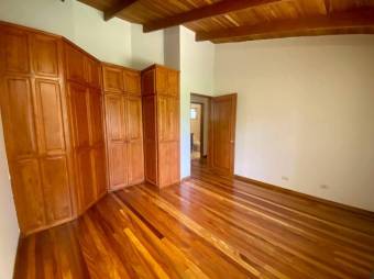 Se vende espaciosa casa con gran lote e 2,000m2 en Jaboncillos de Escazú 23-2872