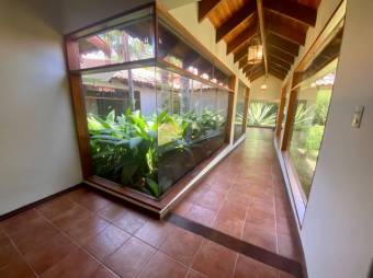 Se vende espaciosa casa con gran lote e 2,000m2 en Jaboncillos de Escazú 23-2872