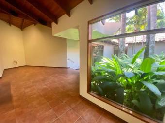 Se vende espaciosa casa con gran lote e 2,000m2 en Jaboncillos de Escazú 23-2872