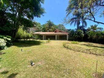 Se vende espaciosa casa con gran lote e 2,000m2 en Jaboncillos de Escazú 23-2872