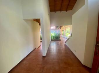 Se vende espaciosa casa con gran lote e 2,000m2 en Jaboncillos de Escazú 23-2872