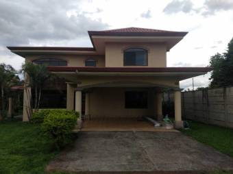 Se vende espaciosa casa con gran lote de mas de 2,400m2 en San Juan de Santa Barbara 23-689