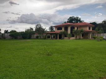 Se vende espaciosa casa con gran lote de mas de 2,400m2 en 