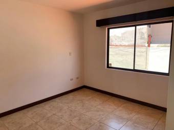 Se vende linda y espaciosa casa con patio en San Pablo de Heredia 24-498