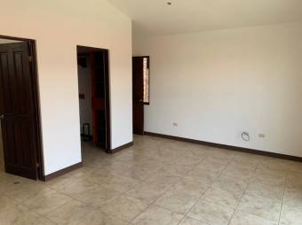 Se vende linda y espaciosa casa con patio en San Pablo de Heredia 24-498