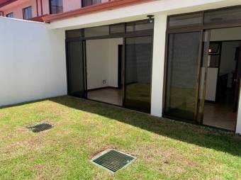 Se vende linda y espaciosa casa con patio en San Pablo de Heredia 24-498