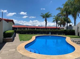 Se vende linda y espaciosa casa con patio en San Pablo de Heredia 24-498