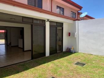 Se vende linda y espaciosa casa con patio en San Pablo de Heredia 24-498