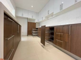 Se vende lujosa casa en exclusivo condominio ubicada en Ulloa de Heredia 23-650