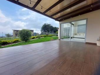 Se vende lujosa y espaciosa casa con terraza y hermoso jardín en San Rafael de Heredia 23-3410