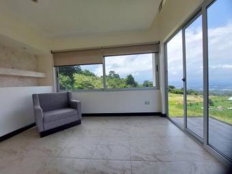 Se vende lujosa y espaciosa casa con terraza y hermoso jardín en San Rafael de Heredia 23-3410