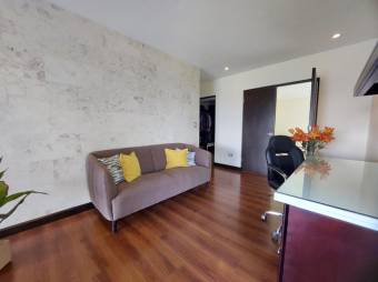 Se vende lujosa y espaciosa casa con terraza y hermoso jardín en San Rafael de Heredia 23-3410