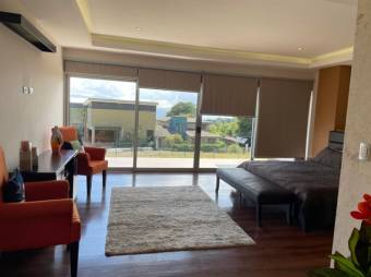 Se vende lujosa y espaciosa casa con terraza y hermoso jardín en San Rafael de Heredia 23-3410