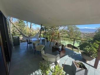 Se vende lujosa casa con 2385m2 de lote situada en la montaña de san Antonio de Escazú 23-2399