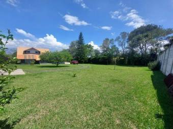 Se vende espaciosa casa con lote de 1,449m2 en San Rafael de Heredia 23-3111