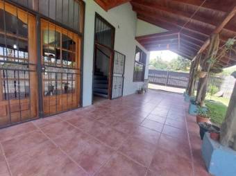 Se vende espaciosa casa con lote de 1,449m2 en San Rafael de Heredia 23-3111