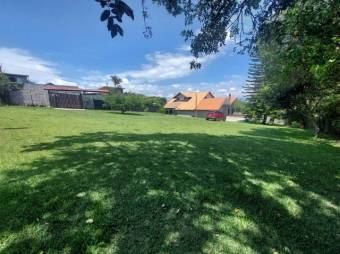 Se vende espaciosa casa con lote de 1,449m2 en San Rafael de Heredia 23-3111