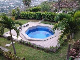 Se vende espectacular casa con lote de 9,756m2 en San Antonio de Escazú 23-887