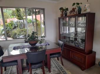 Se vende espectacular casa un lote de 9,756m2 en San Antonio de Escazú 23-887