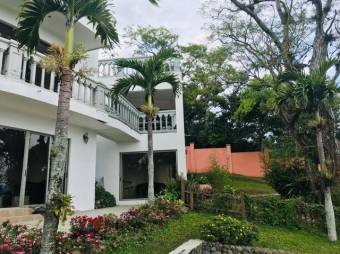 Se vende espectacular casa un lote de 9,756m2 en San Antonio de Escazú 23-887