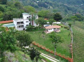 Se vende espectacular casa un lote de 9,756m2 en San Antonio de Escazú 23-887