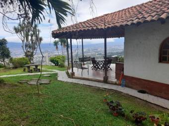 Se vende espectacular casa un lote de 9,756m2 en San Antonio de Escazú 23-887