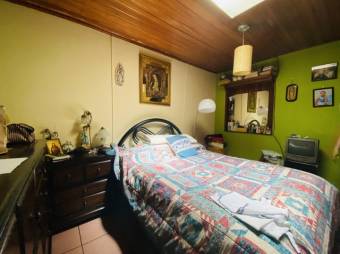 De vende casa con dos locales operando taller y minisúper en San Francisco de Heredia 23-3137  