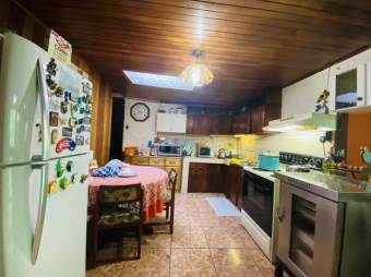 De vende casa con dos locales operando taller y minisúper en San Francisco de Heredia 23-3137  