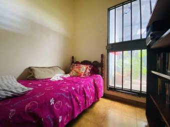 De vende casa con dos locales operando taller y minisúper en San Francisco de Heredia 23-3137  