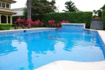 Se vende hermosa casa con piscina y 1,500m2 de lote en Lindora 23-3334