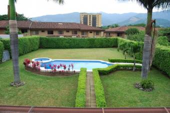 Se vende hermosa casa con piscina y 1,500m2 de lote en Lindora 23-3334