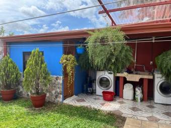 Se vende espaciosa casa con patio en Desamparados de Alajuela 24-524