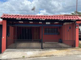 Se vende espaciosa casa con patio en Desamparados de Alajuela 24-524